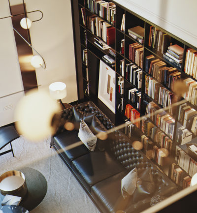 经典复古风深色皮革木材客厅